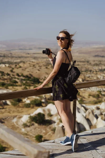 Mujer disfrutar de viajar en punto de vista en las montañas —  Fotos de Stock