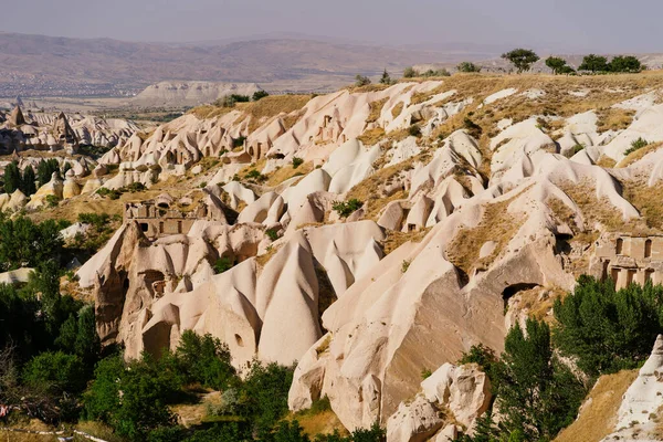 Des montagnes spectaculaires de forme bizzare situées au cœur de la Cappadoce — Photo