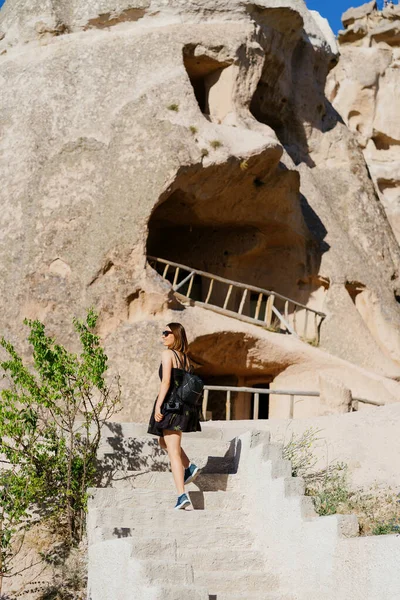Жінка насолоджується подорожами сходами в горах — стокове фото