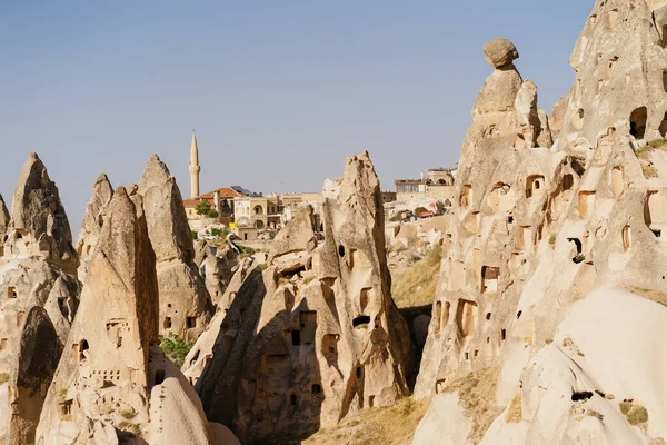 Goreme şehrinin gündüz manzarası