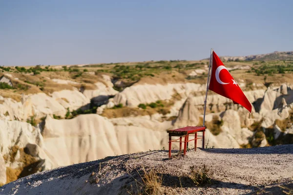 Bendera Turki di gunung. Kapadokia. Turki — Stok Foto