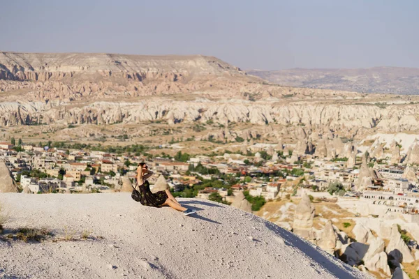 Kvinna njuta av att resa på utsiktsplats i bergen — Stockfoto