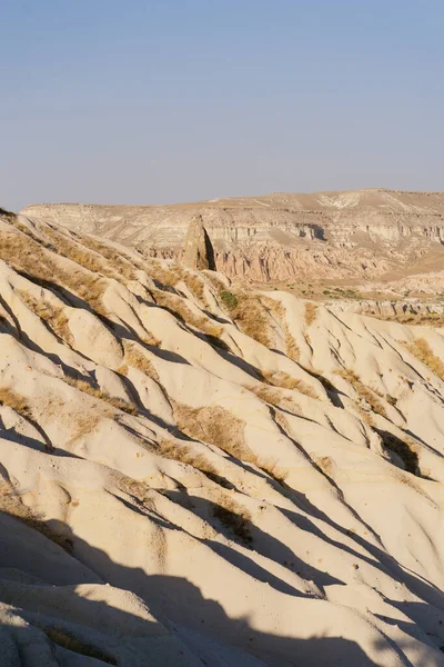 Spektakuläre Berge von bizarren Formen im Herzen Kappadokiens — Stockfoto