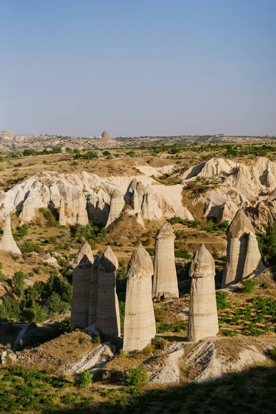 Nádherné hory bizzare forma se nachází v samém srdci Cappadocia — Stock fotografie