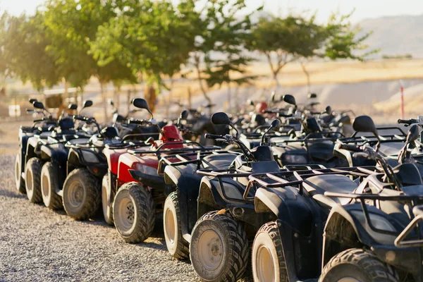 ATV Quad Fahrräder in Reihe im Freien — Stockfoto