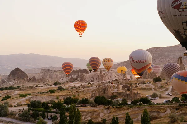 Latający balon na gorące powietrze na szczycie białych gór w Kapadocji, Turcja — Zdjęcie stockowe
