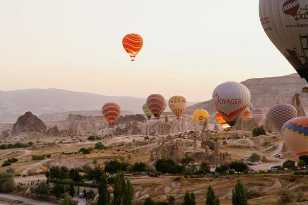 Vuelo en globo aerostático en la cima de las montañas blancas en Capadocia, Turquía —  Fotos de Stock