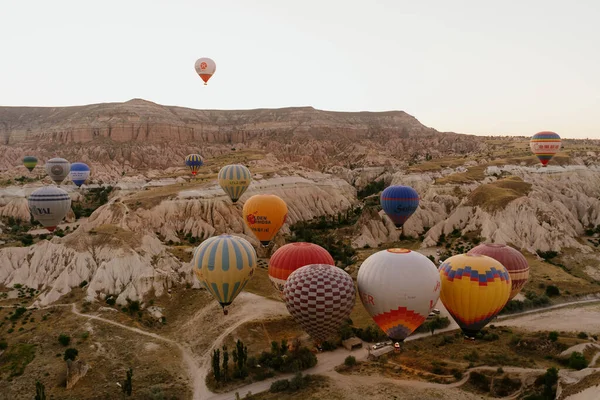 Inflación del globo aerostático y preparación para la salida en Capadocia, Turquía —  Fotos de Stock