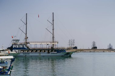 Alanya Marina 'nın güzel manzaralı tekneleri ve dağları