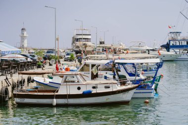 Alanya Marina 'nın güzel manzaralı tekneleri ve dağları