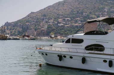 Alanya Marina 'nın güzel manzaralı tekneleri ve dağları