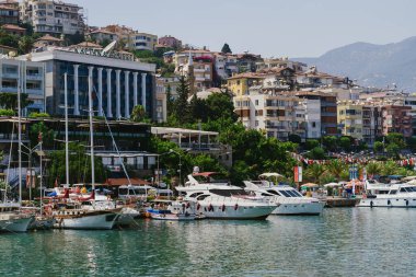 Alanya Marina 'nın güzel manzaralı tekneleri ve dağları