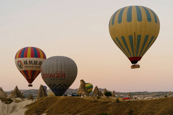 Vliegende luchtballon op de top van witte bergen in Cappadocia, Turkije — Stockfoto