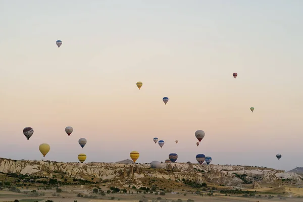 Vuelo en globo aerostático en la cima de las montañas blancas en Capadocia, Turquía —  Fotos de Stock