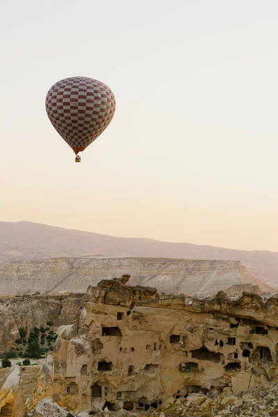 Vuelo en globo aerostático en la cima de las montañas blancas en Capadocia, Turquía —  Fotos de Stock