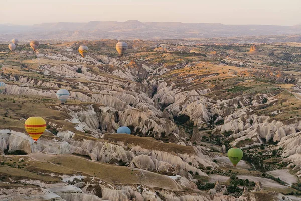 Flygande varmluftsballong på toppen av vita berg i Kappadokien, Turkiet — Stockfoto
