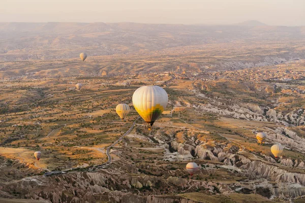 Vuelo en globo aerostático en la cima de las montañas blancas en Capadocia, Turquía —  Fotos de Stock