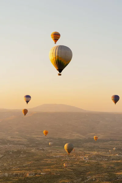 Vuelo en globo aerostático en la cima de las montañas blancas en Capadocia, Turquía —  Fotos de Stock