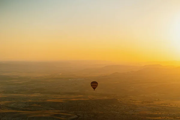 Latający balon na gorące powietrze na szczycie białych gór w Kapadocji, Turcja — Zdjęcie stockowe