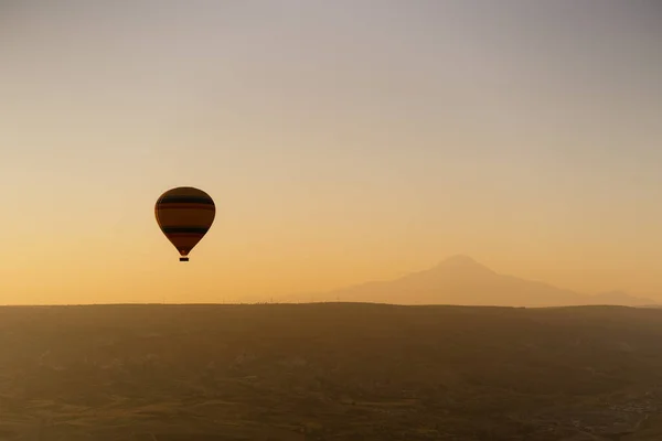 Vuelo en globo aerostático en la cima de las montañas blancas en Capadocia, Turquía —  Fotos de Stock