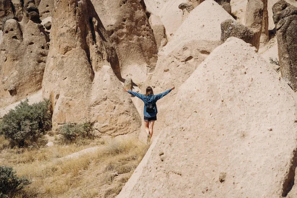 Frau steigt in den Berg und genießt die Freiheit — Stockfoto