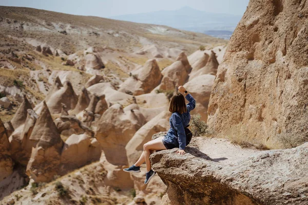 Kvinna stigande händer på berget åtnjuter frihet — Stockfoto