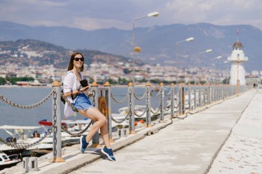 Deniz kenarında oturan kadın