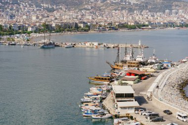 Alanya Marina 'nın güzel manzaralı tekneleri ve dağları