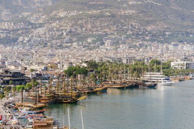 Alanya Marina 'nın güzel manzaralı tekneleri ve dağları