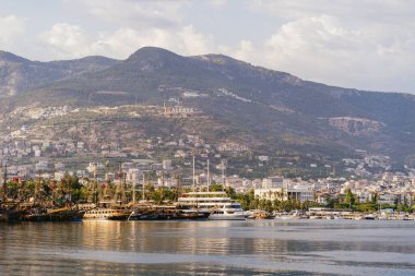 Alanya Marina 'nın güzel manzaralı tekneleri ve dağları
