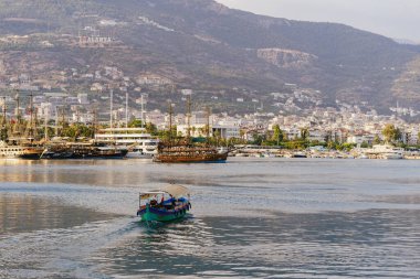 Alanya Marina 'nın güzel manzaralı tekneleri ve dağları