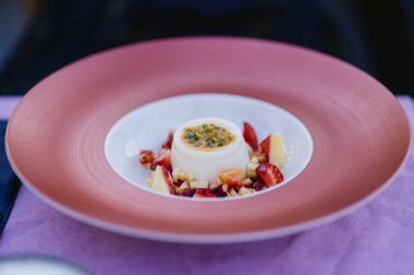 Böğürtlenli pana cotta çölü