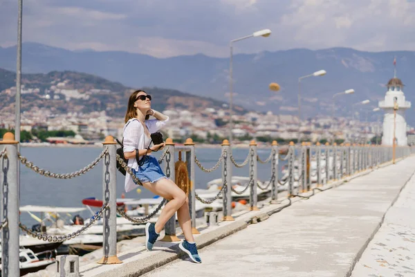 Mujer sentada junto al mar —  Fotos de Stock