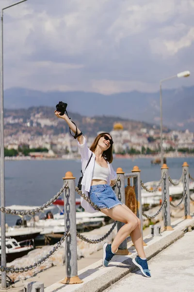 Mulher sentada à beira-mar — Fotografia de Stock