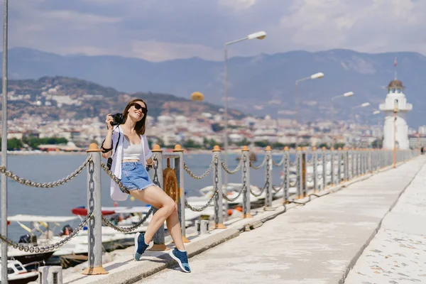 Woman sitting by the seaside — Stock Photo, Image