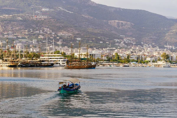 Krásný výhled na Alanya Marina s čluny a horami — Stock fotografie