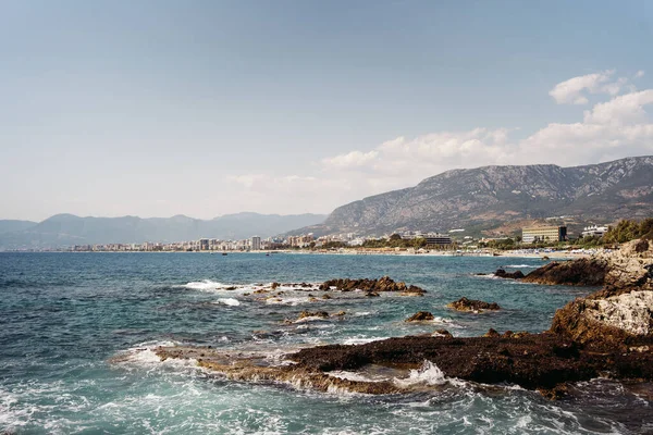 アラニヤの地中海と岩の海岸の眺め — ストック写真