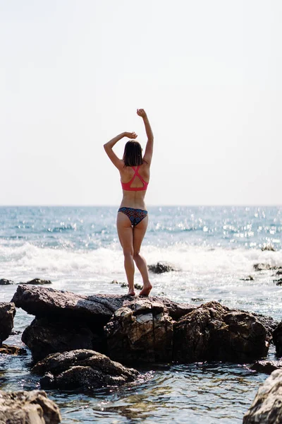Reiziger vrouw geniet van haar vakantie aan zee — Stockfoto