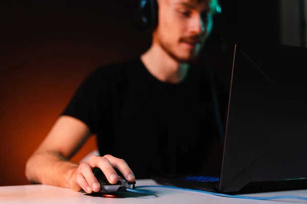 Jugador jugando videojuegos con auriculares sobre fondo de luz de neón —  Fotos de Stock