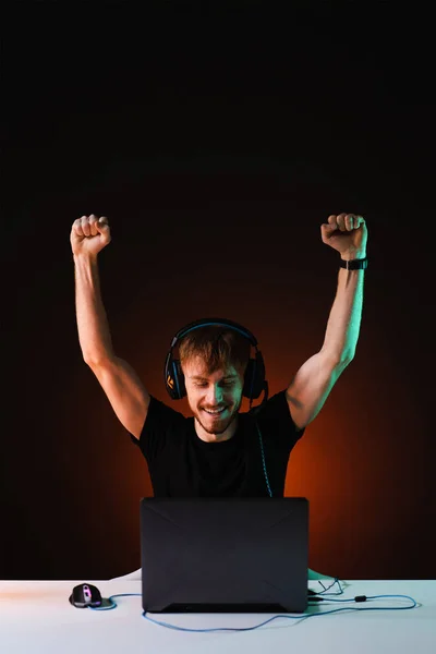 Guy hráč vítěz s headset hrát videohry na svém osobním počítači — Stock fotografie