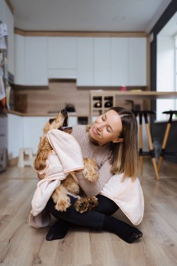 Bir köpekle ilgilenmek ve oynamak hakkında güzel bir fotoğraf.