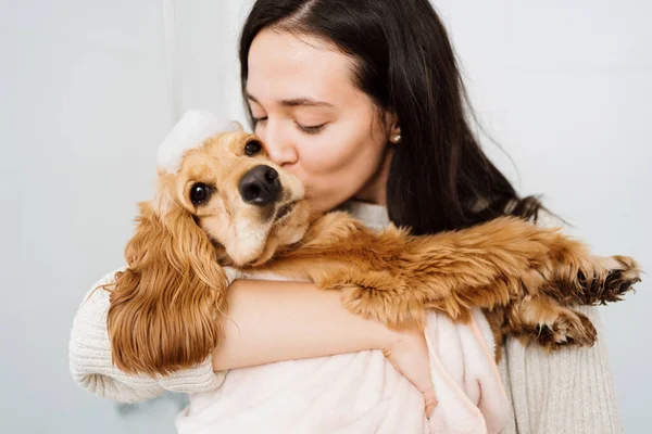 Femme avec un beau chien prenant une salle de bain — Photo