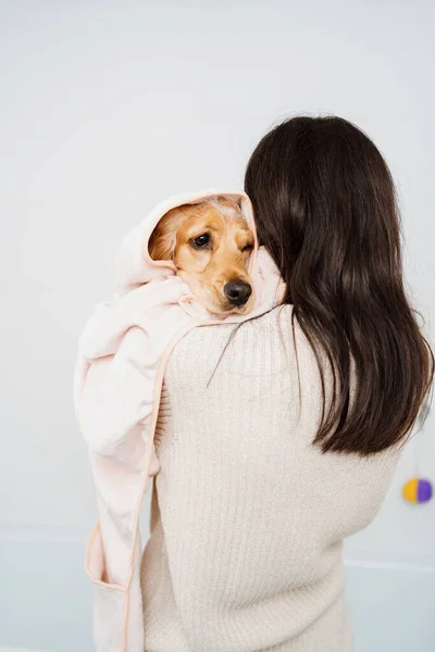 Woman with a Lovely Dog taking a bathroom — Stock Photo, Image