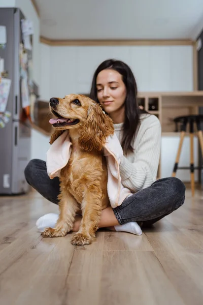 Bir köpekle ilgilenmek ve oynamak hakkında güzel bir fotoğraf.