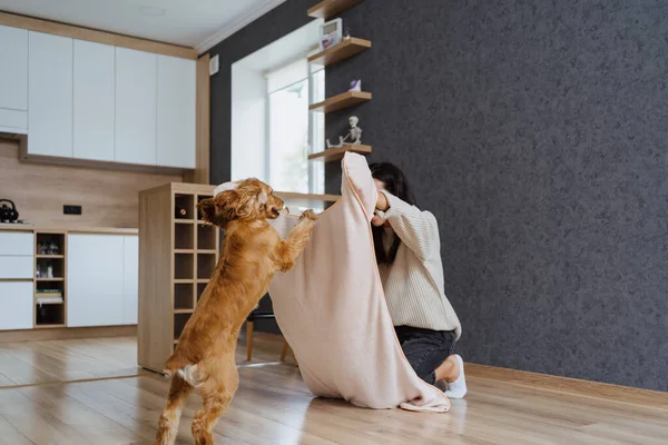 Aangename foto over het verzorgen en spelen met een hond — Stockfoto