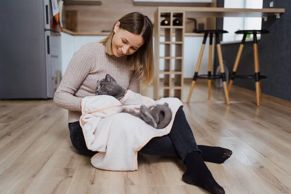 Angenehmes Foto über die Pflege und das Spielen mit einer Katze — Stockfoto