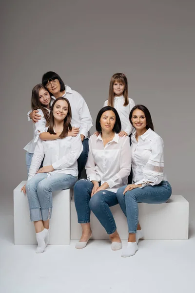 Frauen dreier Generationen posieren auf Grau — Stockfoto