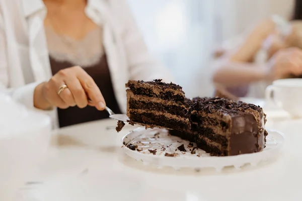 Woman hands cutting and serving cake — Stock Photo, Image