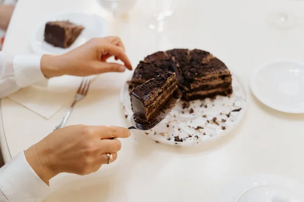 Woman hands cutting and serving cake — Stock Photo, Image