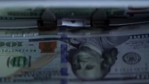 Máquina de conteo de moneda de primer plano contando dólar — Vídeos de Stock